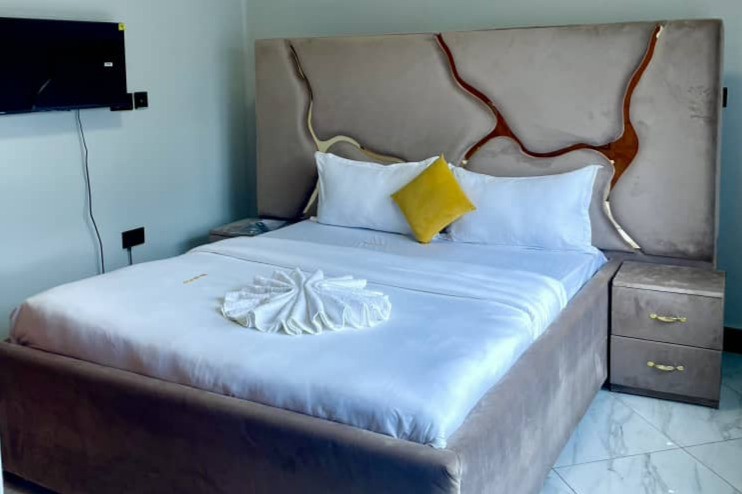 Kampala Room - King-size bed with garden view