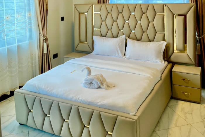 Entebbe Room - Queen-size bed with lake view